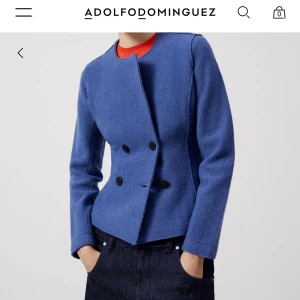 Merino ull kappa - Oanvänd figursydd kappa från Adolfo dominguez 100% merino ull Storlek 42 men passar mig som normalt bär s Nypris var cirka 2000 kronor Säljer för 700kr,    Köpare står för frakt 💞  