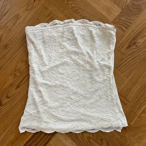 Spetstopp - Supersöt tubtopp / bandeau med spets på framsidan. Silikonrem för att den ska sitta bättre finns.