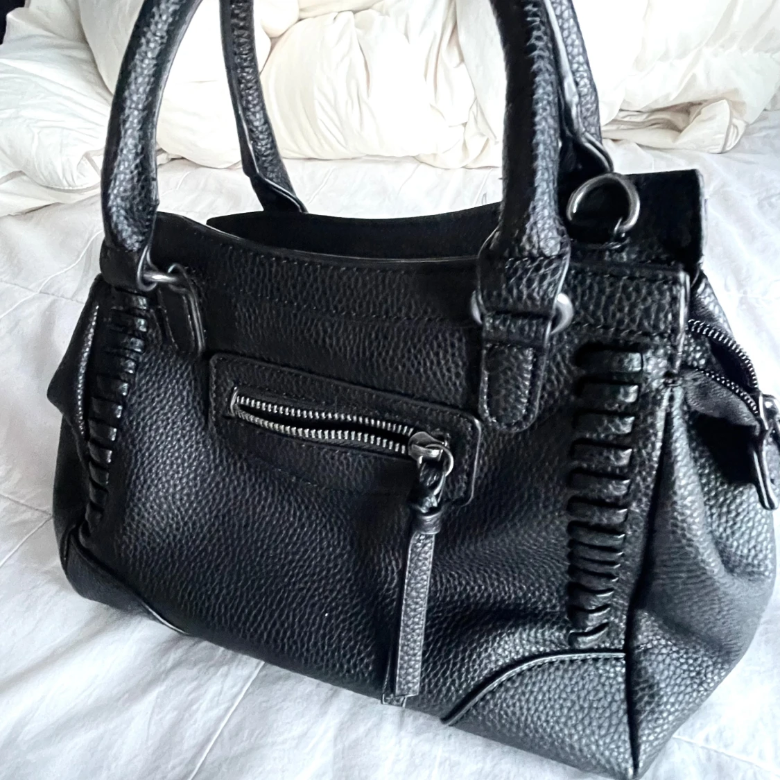 Svart handväska med dragkedja inkl band