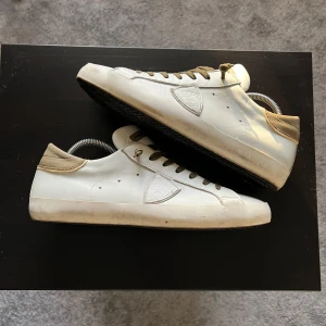 Phillipe model skor - Säljer nu dessa tvär feta och unika models i storleken 44 och är perfekta till hösten. Dom är i bra skick/nästan nya,tyvärr finns inte box/dust bag skriv om du har någon fundering😁