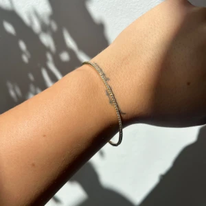 Elegant armband i guld och silver - Säljer rhinestone cuff bracelet från ANI jewels. Det börjar försvinna lite färg men inget man ser när man använder det (se bild)