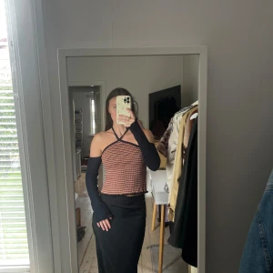 Svart, färgad, långärmad topp från Zara - Använd endast en gång, bra skick🥰