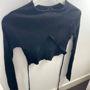 Topp m öppen rygg - Fin topp. Funkar både till vardags och fest. Använd fåtal gånger. Bra skick.