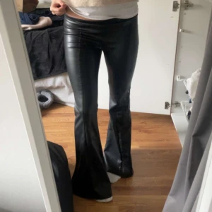 Lågmidjade skinnbyxor  - Säljer mina så snygga skinnbyxor från hm i storlek 32 men passar mig som vanligtvis har 34-36💕💕