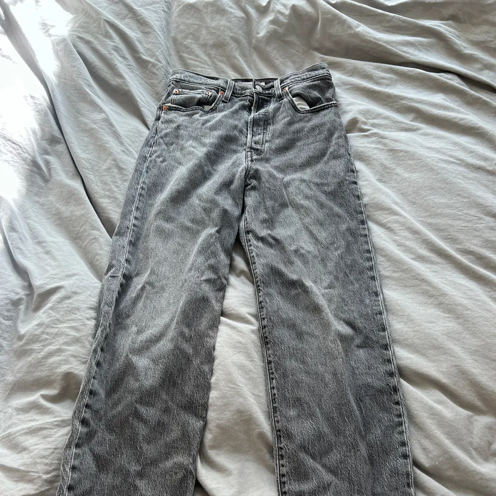 Levisjeans som enbart är använda någon enstaka gång. Köpt nya! . Farkut & Housut.