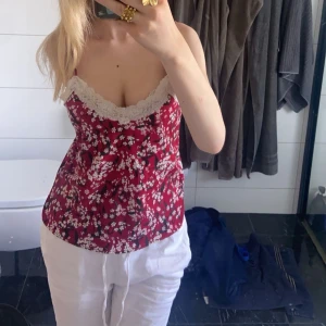 Spetslinne - Säljer detta röda spets/natt linne 