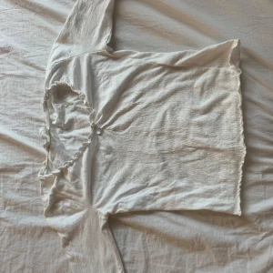 Vitt långärmad tröja - De här är en tröja för bara 99kr! Den är i storlek 158-162. Den e väldigt stretchig och bekvämt 