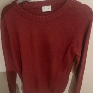 Stickad tröja - En fin röd stickad tröja i storlek S från vila, säljer då den inte kommer till användning!💞