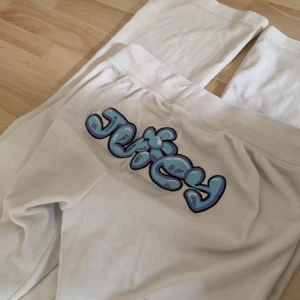 Vintage beige juicy couture set - Vintage unikt beige juicy couture set med blåa detaljer. Super skön. Köpt second hand, i jätte bra skick. 