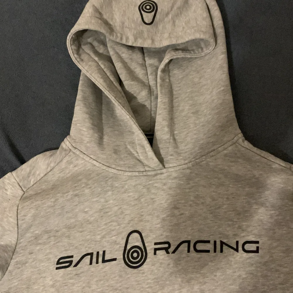 Säljer denna gråa sail raising huddie som jag har använt ett få par gånger  Skick- 10/10. Hoodies.