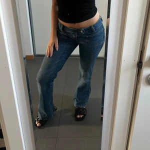  Low Waist Jeans  - Low waist jeans från lager 157 med snygga detaljer! Använda 1 gång och helt i nyskick. 