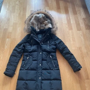 Rock n blue jacka  - I väldigt bra skick förutom att det saknas en liten knapp vid pälsen inuti luvan men det syns ej och har nästan ingen påverkan på jackans hållbarhet. Storlek 36, använd några gånger, alla lappar sitter kvar på jackan, köpt för ca 5000