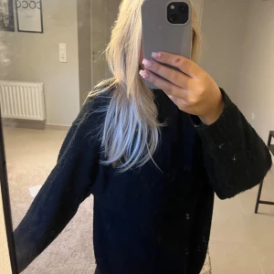 Svart stickad tröja - Säljer då den inte kommer till användning längre. Lite nopprig men bra skick. 