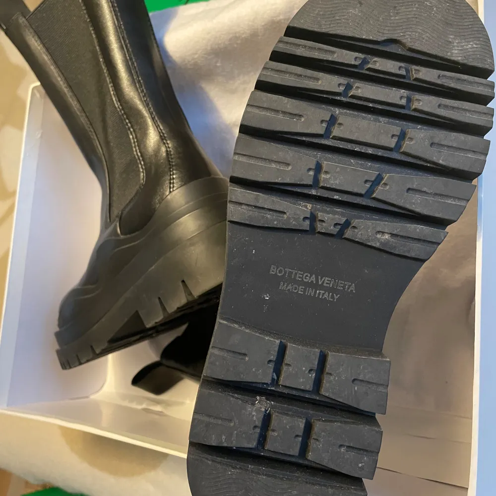 Bottega veneta tire boots i äkta skinn. Köpta på tradera för 3500 kr men kvitto saknas därav lågt pris. Säljes pga används inte. Aldrig använda, helt nya. Storlek 37. . Skor.