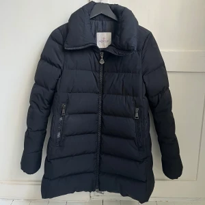 Moncler Jacka  - Säljer en svart dunjacka från Moncler!   I mycket bra skick som tyvärr inte kommer till användning längre. Har inte kvar kvittot.  Jackan har en etikett på insidan som bekräftar äktheten.   Hör gärna av er om ni har frågor!  Perfekt för kalla dagar.