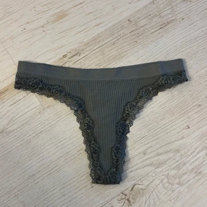 Underkläder  - Helt oanvända och nya trosor i ett ribbat material, själva prislappen är borta eftersom det var ett tvåpack och jag testat det andra paret, därav är dessa helt orörda. Färgen är grå/grön.
