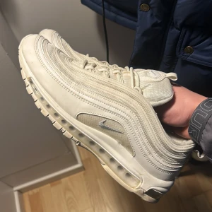 Vita Nike Air Max 97 sneakers - Säljer mina air Max 97, dem är sparsamt använda och 9/10 skick. Skriv för fler bilder/intresse 