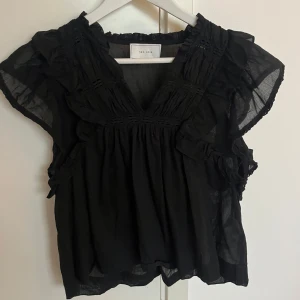 Svart blus - Blus i superfint skick från Neo noir! Passar xs-s 