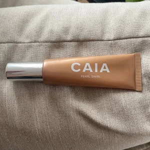 CAIA Liquid Highlighter  - Liquid highlighter från CAIA i nyansen Pearl Swirl.  Endast testad 1 pump, förpackningen har repor