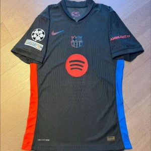 BARCELONA 24/25 borta tröja -  Säljer denna snygga lamine yamal  borta tröjan för säsong 24/25 I storlek M helt ny oanvänd tröja med tagg. kvalite fotbollströja som sticker ut från mängden postar inom 24h pris kan diskuteras skriv vid frågor 