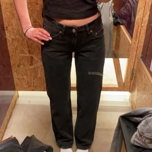 svarta lågmidjade jeans  - storlek 24/32 (xs) använda några gånger, i bra skick 