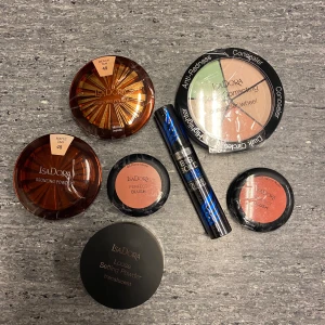 Isadora smink - ALLA för 600kr eller EN för 90kr. Isadora Big Bold Waterproof Volume Mascara ger dramatiska fransar med maximal volym. Den vattenfasta formulan håller hela dagen och den stora borsten ger en intensiv look. Perfekt för en djärv och hållbar finish. Kolla alla bilder!