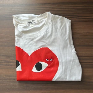 Play T-shirt - Skäljer pga att jag inte använder den. Passar M hör av er om frågor eller diskutera pris vid snabb affär👍