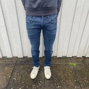 Replay jeans Anbass  - Säljer ett riktigt snygga mörkblå jeans från Replay i modell Anbass. Jeansen är i nyskick och har inga tecken på användning. Det är storlek W31/L30. Vid minsta fråga eller fundering är det bara att höra av sig👍😁