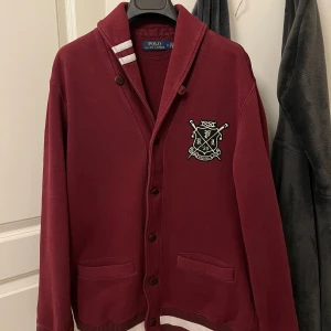 Ralph Lauren Cardigan - Snygg och unik cardigan från Ralph lauren i bra skick. Den är bara använd ett fåtal gånger 