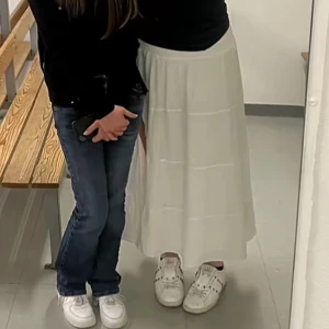 Vit långkjol - Säljer en stilren vit långkjol som passar perfekt för varmare dagar. Från Bershka, använd en sommar. Bra skick, skriv för fler bilder eller frågor. Den har ett väldigt lite hål längst fram som man lätt kan laga, därav priset. Säljer på grund av att jag tycker den är för kort på mig💖
