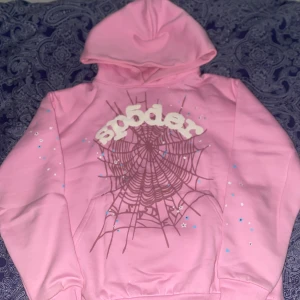 Rosa Sp5der (Spider) Hoodie - Jätte skön hoodie med väldigt bra skick, den är oanvänd.