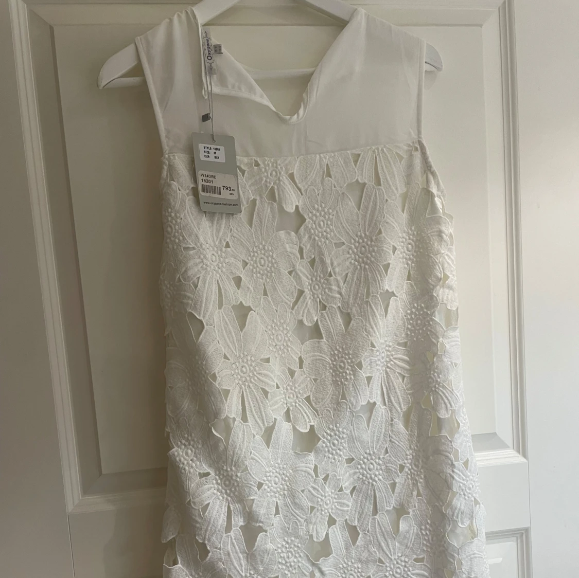 Vit blommig klänning från Oxygene - 1