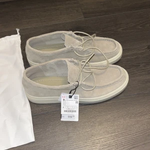 Zara Sneakers/Skor | Strl. 41 - Säljer ett par helt nya Zara skor som jag köpte förra sommaren. Säljer pga jag aldrig använt de, och kmr förmodligen inte göra det i framtiden heller! Storlek: 41 Skick: 10/10 (nya) De är ganska stora i storleken, jag brukar ha 42-43 och de passar mig.