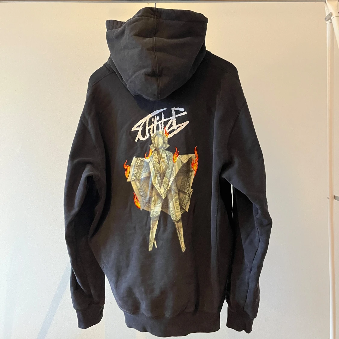 Svart hoodie med tryck - 1