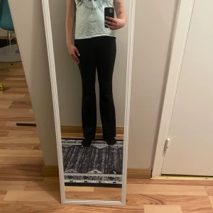 Ljusblå t-shirt med fjärilar - Säljer en ljusblå t-shirt med tryck av fjärilar och texten 'Set Yourself Free'. T-shirten har en rund hals och korta ärmar. Perfekt för en avslappnad stil.