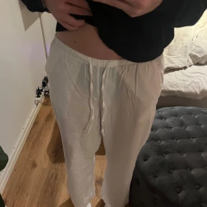 Vita linnebyxor från Gina Tricot - Snygga vita linnebyxor från Gina Tricot i storlek XS. Byxorna har en skön och avslappnad passform💓💓175cm lång för referens!!😍