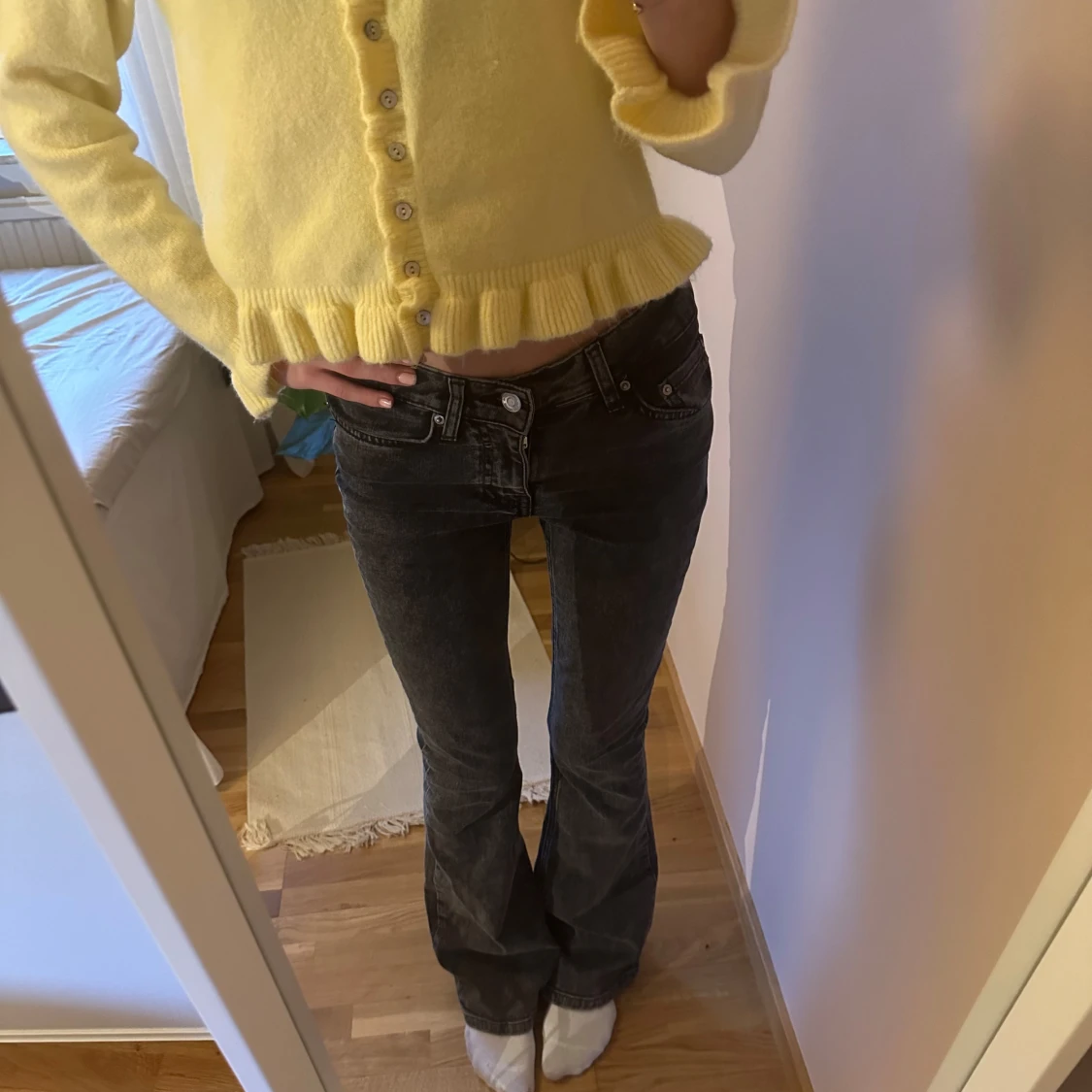 Svarta/Gråa bootcut jeans från Gina Tricot - 2