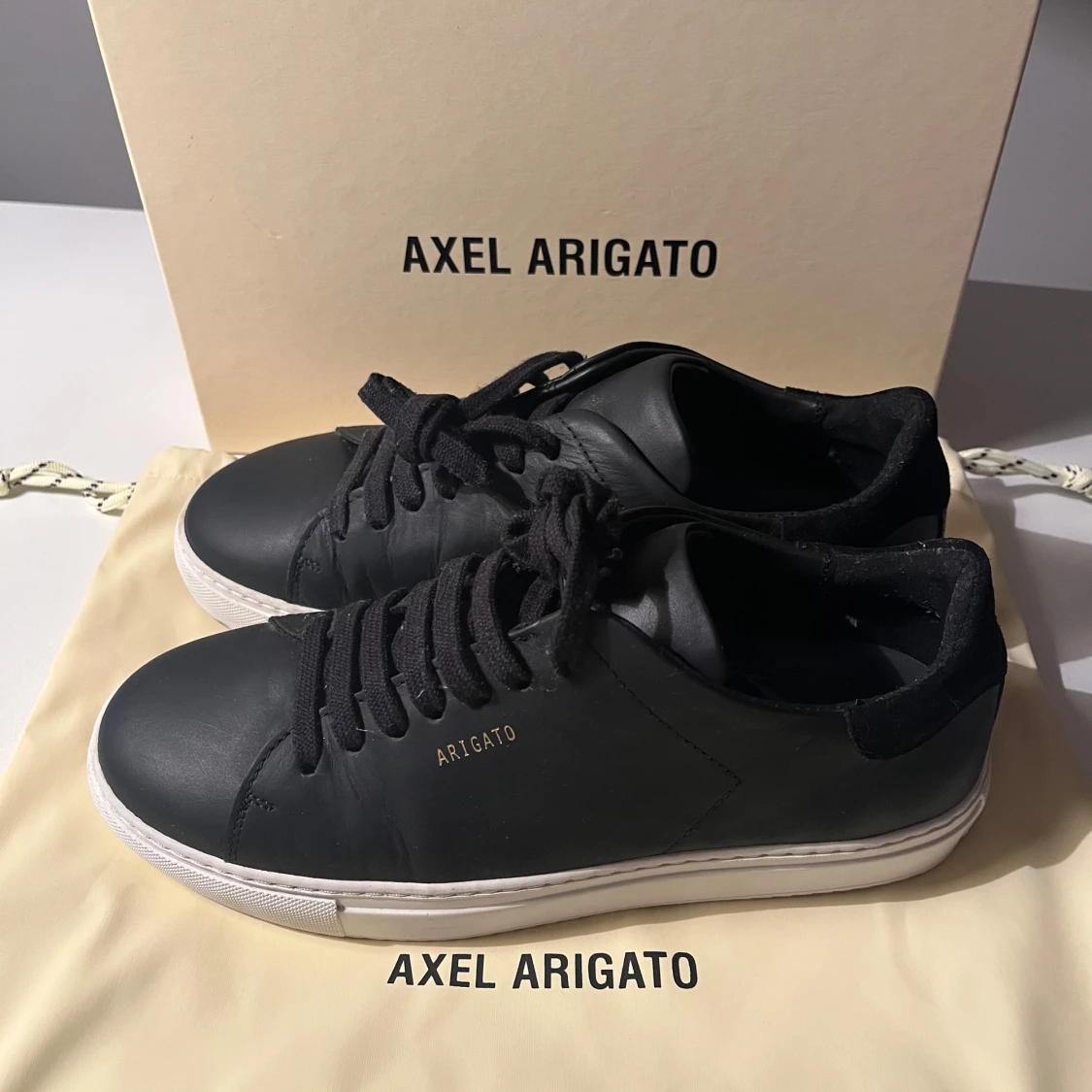 Svarta sneakers från Axel Arigato