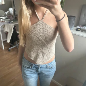 Halterneck topp från Bil Bok - Brun/beige halterneck topp från Bik Bok, använd fåtal gånger
