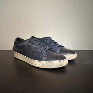 Lanvin skor - Säljer dessa riktigt snygga skor från Lanvin i storlek Uk 8 vilket motsvarar 42 i Eu skorna är i skick 7/10. Endast skorna följer med i köpet! För mer bilder invändigt på skorna kontakta oss! Original pris - 5200kr Vårat pris - 1899kr! Pris ej hugget i sten! Skriv vid minsta lilla fundering!🙌