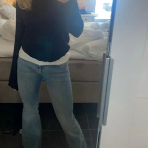 Bootcut jeans - Så snygga blå mid waist jeans från Gina tricot i storlek 36. De har en klassisk design med fem fickor och knappgylf. Perfekta för en avslappnad stil💞💞