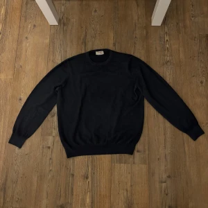 Mörkblå tröja från Gran Sasso - Säljer denna tröja från Gran Sasso i toppskick. Tröjan är gjord av 100 % virgin wool vilket gör den väldigt mjuk och bekväm. Dessvärre är den inte taggad i någon storlek, men sitter utmärkt som en S. Ifall du har några frågor eller vill veta måtten så är du välkommen att skriva till mig!
