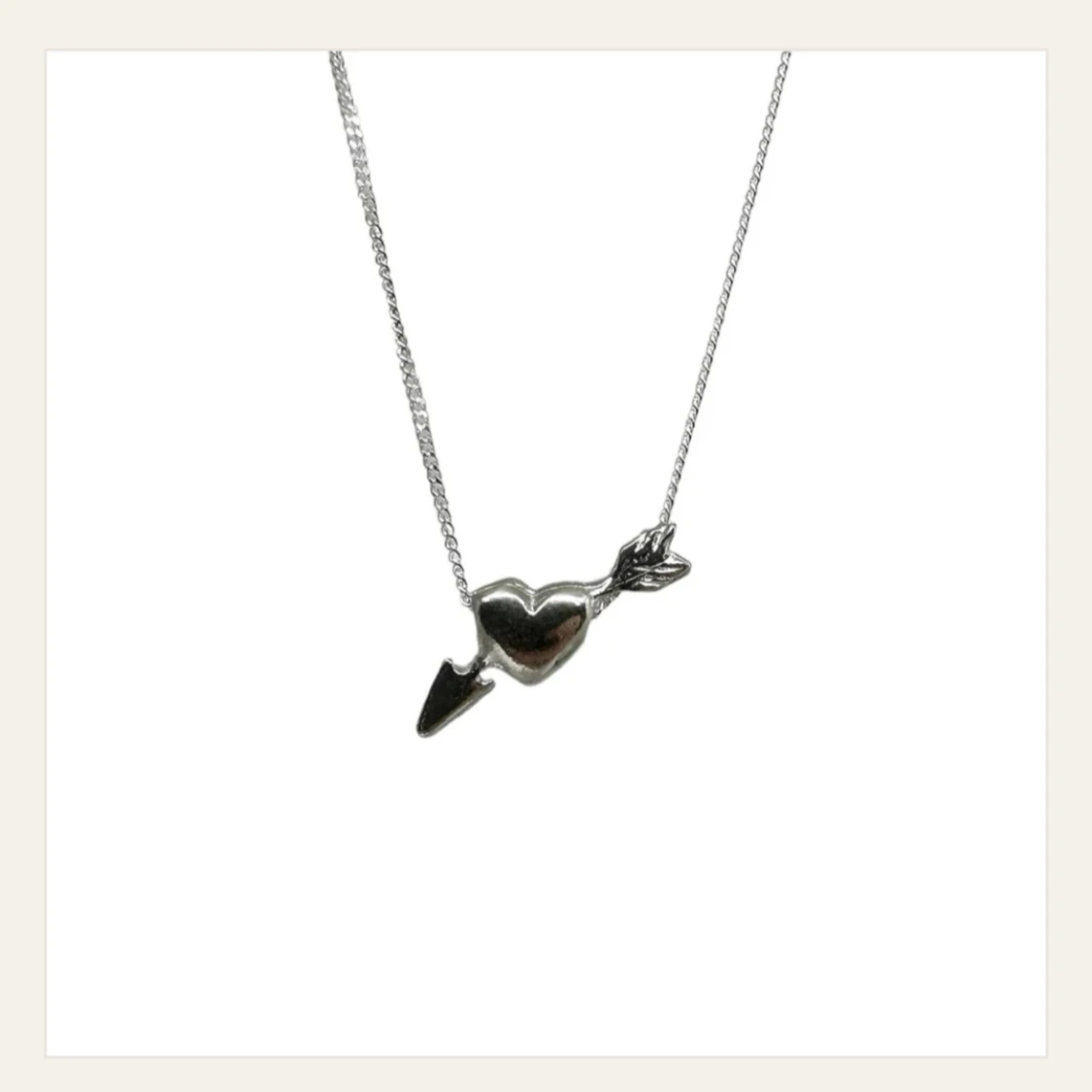 Halsband i sterling silver med hjärta och pil