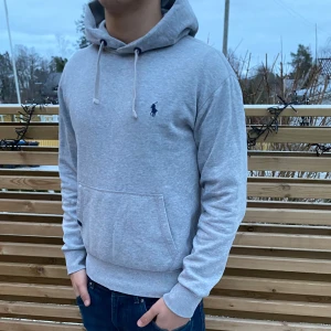 Ralph Lauren hoodie - Grå Ralph Lauren hoodie | Inga defekter | Storlek: S ~ Modellen är 178cm lång & väger 69kg | Nypris 2300kr, vårat 799kr | Skriv vid fundering 💭 