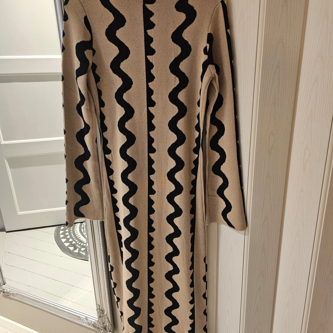 Jaquardstickad långklänning beige/svart - 4