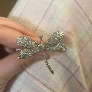 Trollslända ring i rostfritt stål! - Säljer nu denna fina ring då jag knappt använt den. Ny skick och är gjord utav rostfritt stål! Pris kan diskuteras💕💕💕