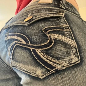 Bootcut jeans - Snygga blå bootcut jeans med en unik broderad design på bakfickan. De är i storlek 7 som motsvarar ungefär 25. Jag har fått byxorna i present men de kommer inte till användning och skulle vilja sälja och köpa nya. De har inga skador eller fläckar mm och har knappt andvänt de och de har inga tecken på användning heller!❤️ 