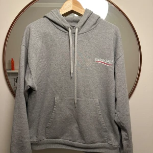 Balenciaga Hoodie - Grå Balenciaga hoodie, använd men med mycket liv kvar i sig. Storlek L men sitter som M