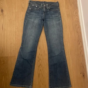  Levi's jeans - Snygga blå low waist bootcut jeans från Levi's .