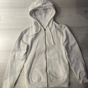 Vit hoodie från Pier One - Säljer en  vit hoodie från Pier One. Den har en dragkedja framtill och en  huva. Använd 3 gånger , köptes för 300 säljer nu för 100!